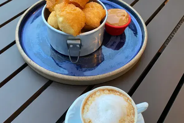 bolinho de chuva e café sobre a mesa