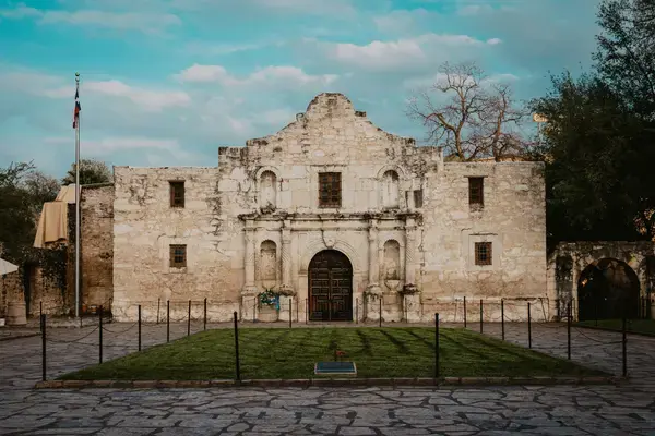 Fachada histórica do Alamo em San Antonio, Texas