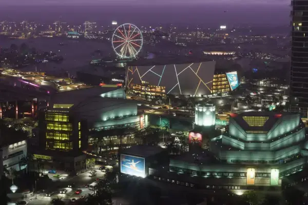 Vice City em GTA 6 mostra uma paisagem urbana atualizada, com arenas, vias elevadas, prédios comerciais e a roda-gigante à beira-mar.