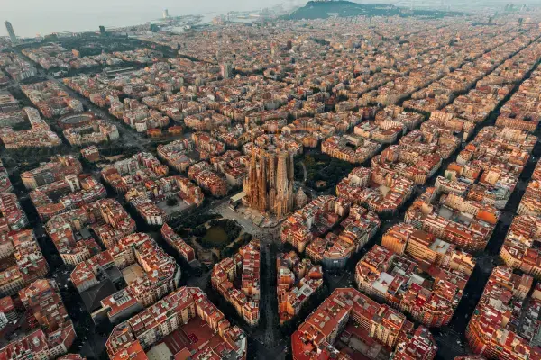 Vista aérea de Barcelona destacando a Sagrada Família no centro do Eixample.