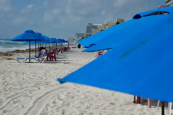 raia de Cancún no México com céu carregado na temporada de furacões