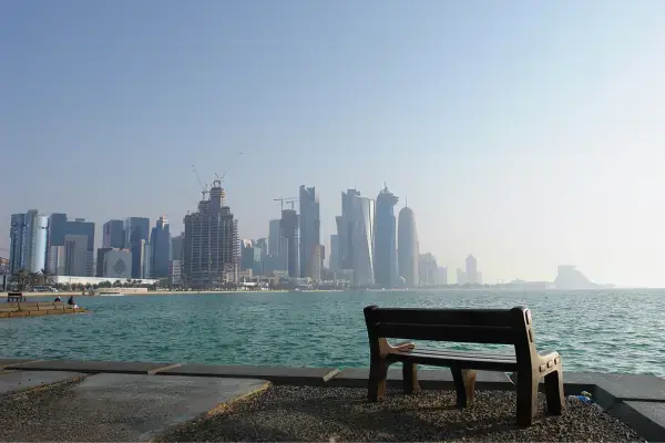Banco em local de vista para paisagem de mar em Doha, Catar
