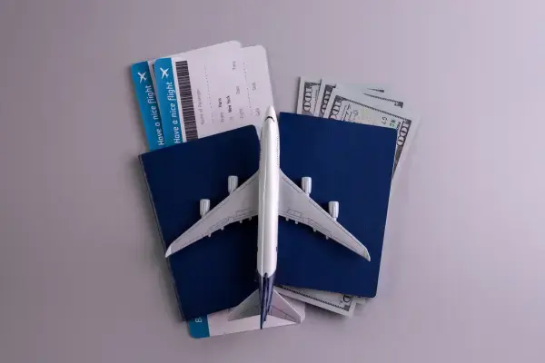Itens de viagem com passaportes, bilhetes e modelo de avião.