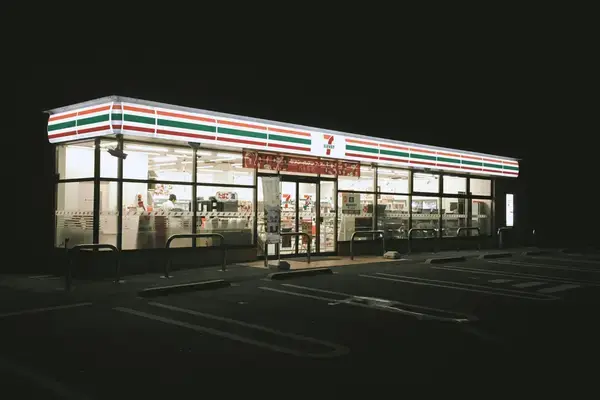 Fachada de loja de conveniência 7 Eleven no Japão