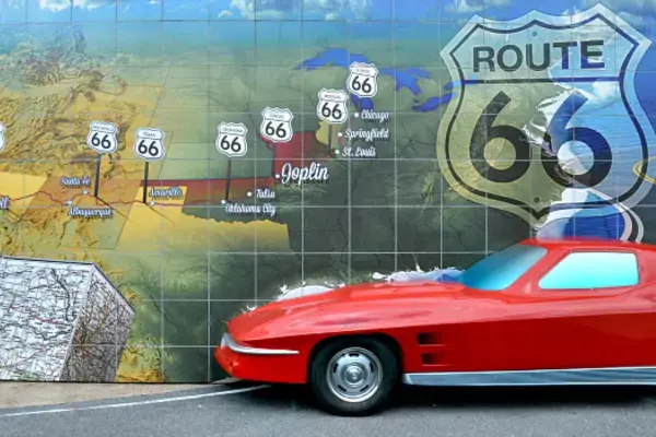 Mural com o mapa da Rota 66 e carro vermelho em exibição na cidade de Joplin, Missouri.