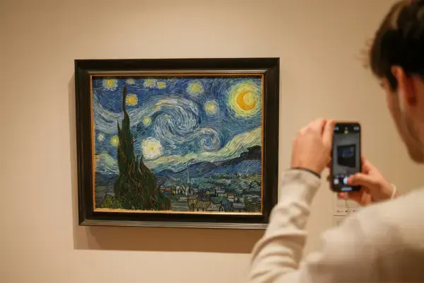 Visitante fotografa A Noite Estrelada, de Van Gogh, no MoMA
