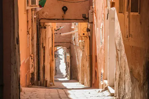 Ruas estreitas da Casbá (Fonte: Canva)