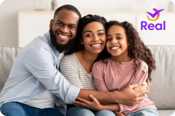 família protegida com seguro viagem. um pai, filha e mae