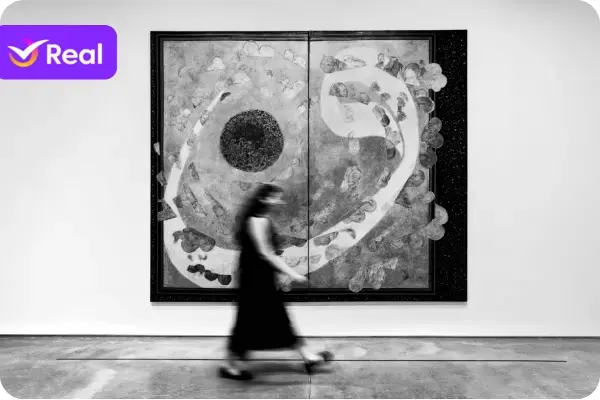 Museu em um antigo convento com salas de pinturas, esculturas e antiguidades.