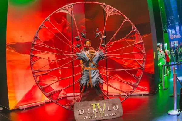 Instalação do game Diablo IV no stand de games da CCXP, com iluminação vermelha