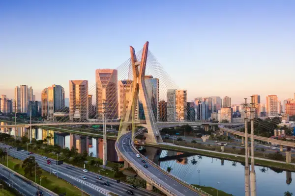 Prédios e movimento da estrada da cidade de São Paulo