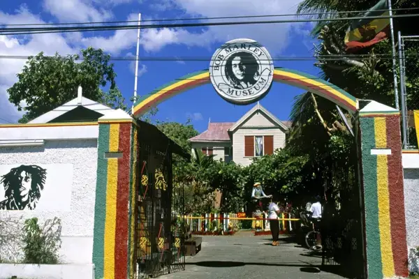 Entrada colorida do Bob Marley Museum em Kingston, Jamaica, com cores rastafári