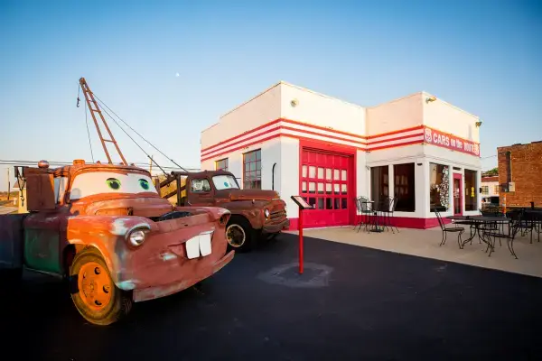 Réplicas do personagem Mate, do filme Carros, em frente à antiga Kan-O-Tex Service Station, em Galena, Kansas.