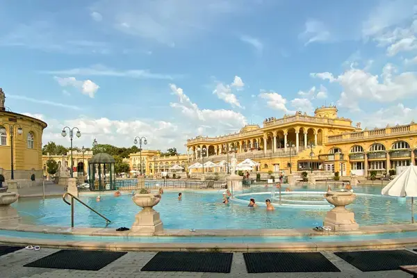 Pessoas relaxando nas piscinas externas das Termas Széchenyi em Budapeste, Hungria