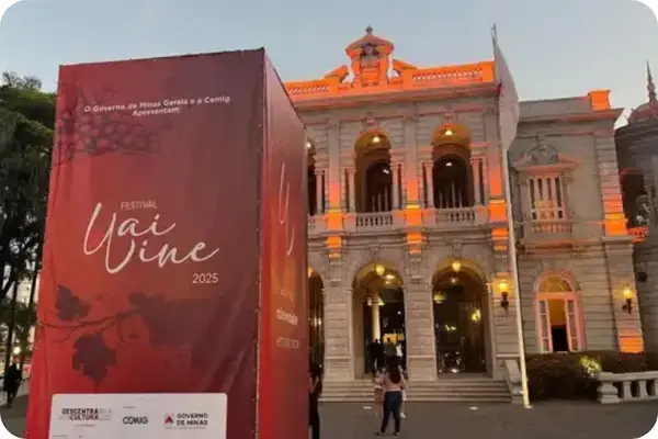 Uai Wine em frente ao Palácio da Liberdade iluminado.