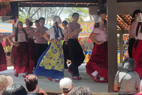 Dança holandesa na Expoflora 2025 (Fonte: Arquivo Pessoal/Emilly Chagas)