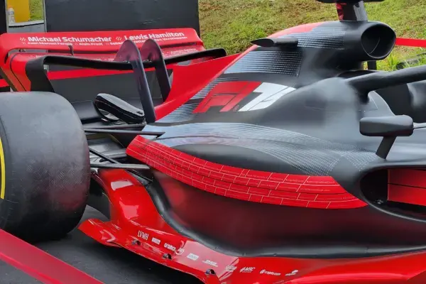 Detalhe de carro de Fórmula 1 em exposição no GP de São Paulo