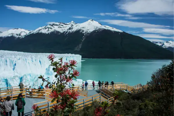 Turistas nas passarelas do Glaciar Perito Moreno em El Calafate, Argentina