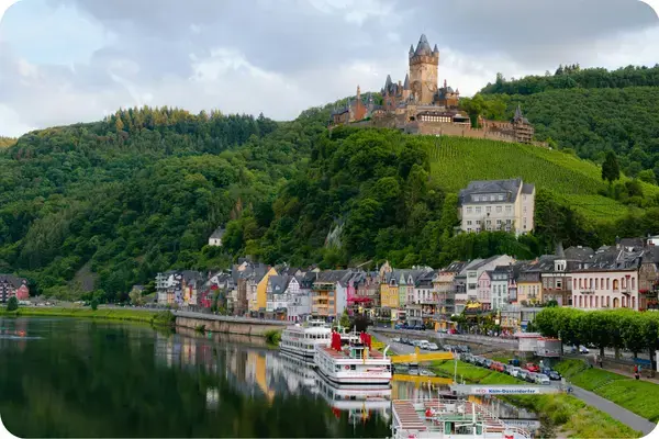 Castelo de Cochem no alto da colina sobre o rio Mosela, na Alemanha