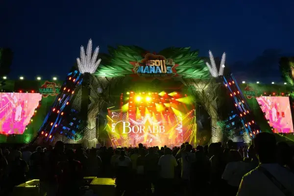 Show noturno no palco do Sou Manaus com projeção do nome "Borabb"