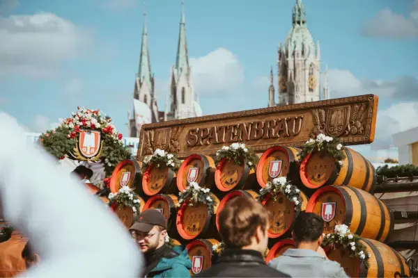 Pessoas com roupa alemã e barris de chopp na Oktoberfest