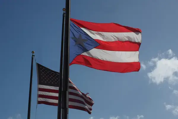 Bandeiras de Porto Rico e dos Estados Unidos hasteadas lado a lado