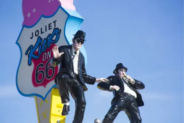 Estátuas dos Blues Brothers na Rota 66 em Joliet, Illinois.
