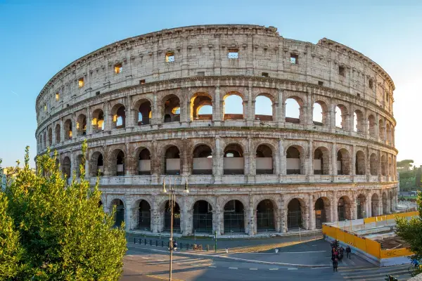 Coliseu de roma iluminado pelo pôr do sol