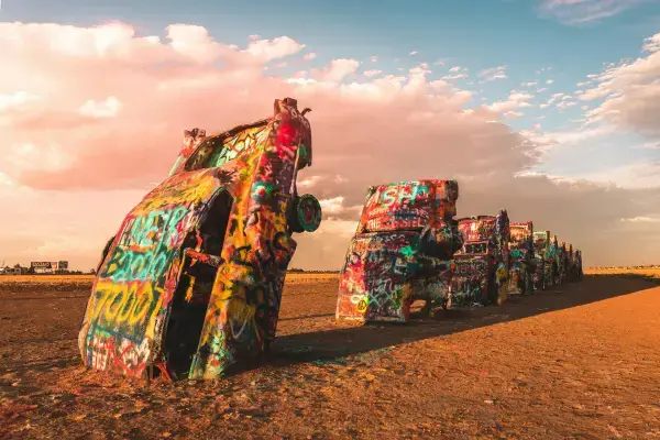 Instalação Cadillac Ranch, com carros enterrados e grafitados, em Amarillo, Texas.