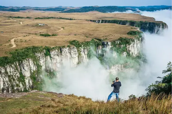 Cânion Fortaleza coberto com nuvens