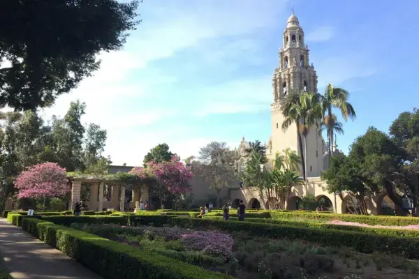 Jardins do Balboa Park em San Diego durante a primavera