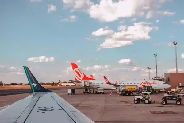 Aviões estacionados no pátio antes do embarque.