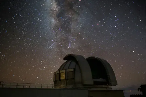 Cúpula do observatório do Mauna Kea sob a Via Láctea, no Havaí