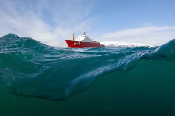 A bordo do navio Almirante Maximiano, o H41 da Marinha do Brasil, os pesquisadores cruzaram o mar de Drake com ondas de quatro metros. Foto: Marcelo Jatobá/Secom UnB