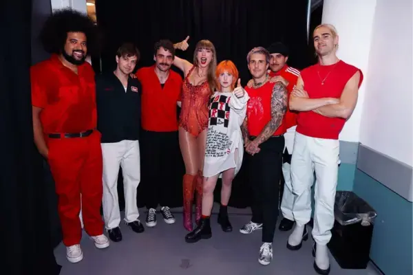 Hayley Williams com Taylor Swift e integrantes do Paramore nos bastidores