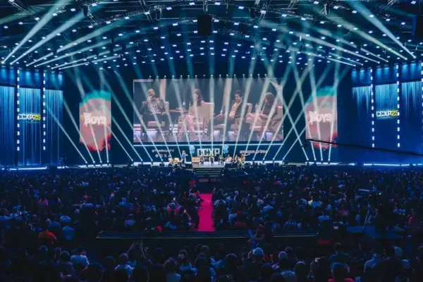 Painel da série The Boys na CCXP, com telão no palco e arena lotada de público