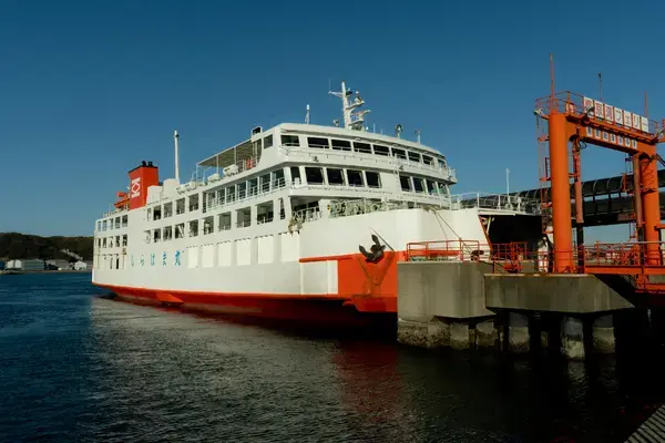 Balsa ancorada em porto com operação reduzida durante a baixa temporada