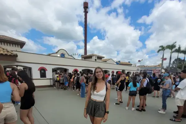 Fila na entrada do hopi hari (Fonte: Arquivo Pessoal)