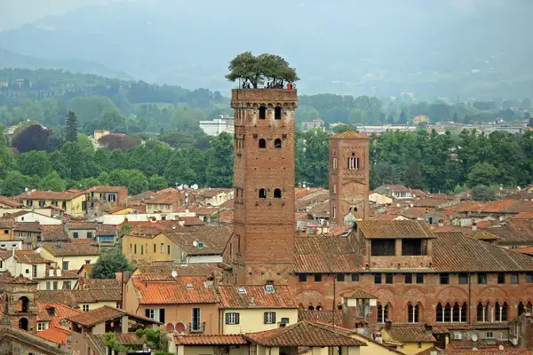 Torre Guinigi com carvalhos no topo vista acima dos telhados de Lucca — cidade medieval Toscana