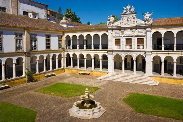 Universidade de évora, em portugal. vista de frente
