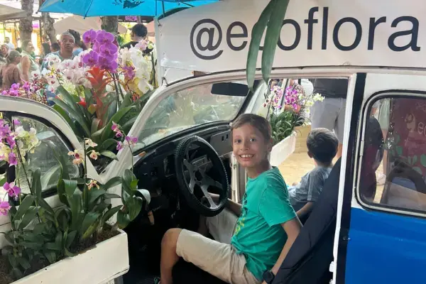 João no fusca durante a expoflora (Fonte: Arquivo Pessoal/Emilly Chagas)