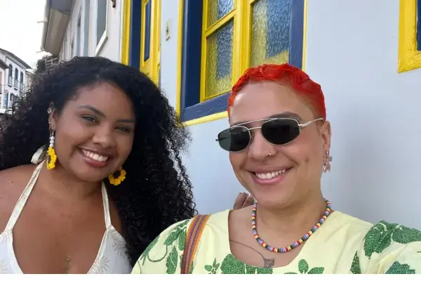 mulheres tirando selfie sorrindo