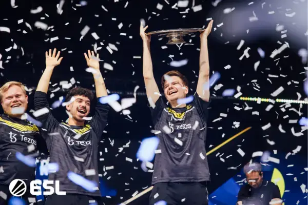 Equipe campeã levanta troféu do IEM após final de Counter-Strike com confetes no palco