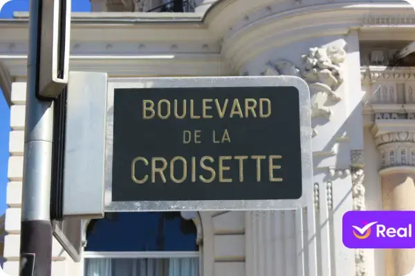 A Boulevard de La Croisette é conhecida pelo Festival de Cinema de Cannes