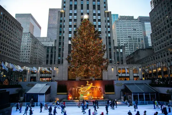 Árvore de Natal iluminada no Rockefeller Center, em Nova York.