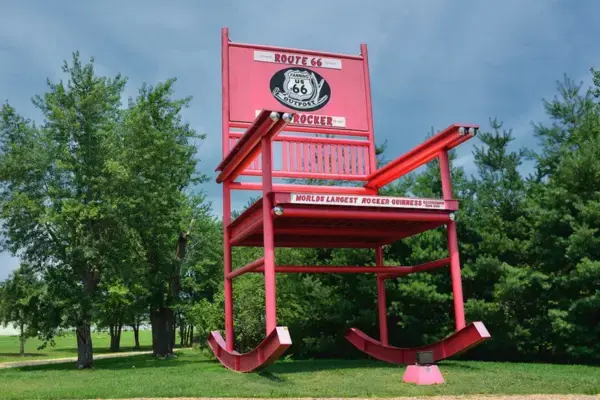 Grande cadeira de balanço vermelha em Cuba, Missouri, um dos marcos da Rota 66.