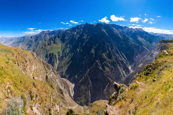 Vista panorâmica do Cânion del Colca com céu azul e paredes rochosas profundas em Arequipa, Peru