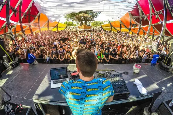 DJ se apresenta para multidão em palco coberto no festival Coachella