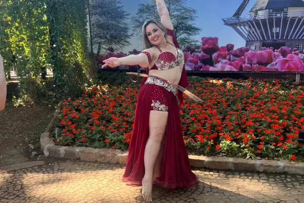 dançarina de dança do ventre na expoflora (Fonte: Arquivo Pessoal/Emilly Chagas)