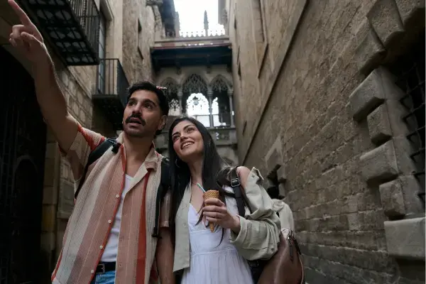 Bairro Gótico na espanha, dois turistas visitando